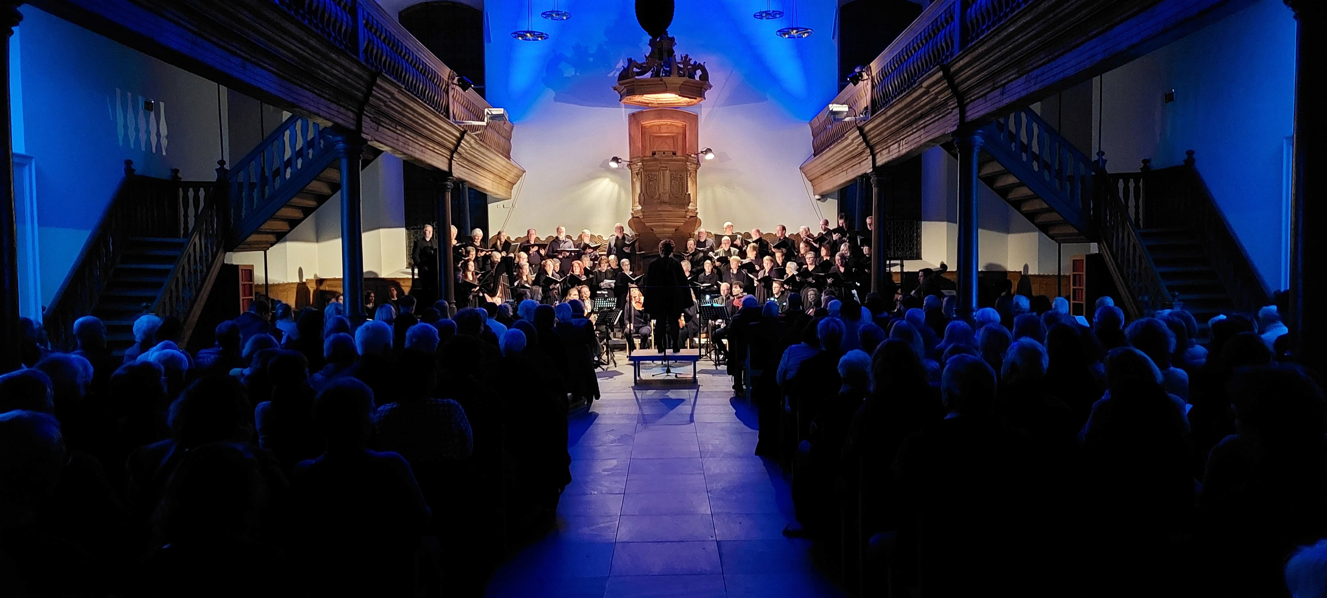 Chorkonzert mit blauer Beleuchtung